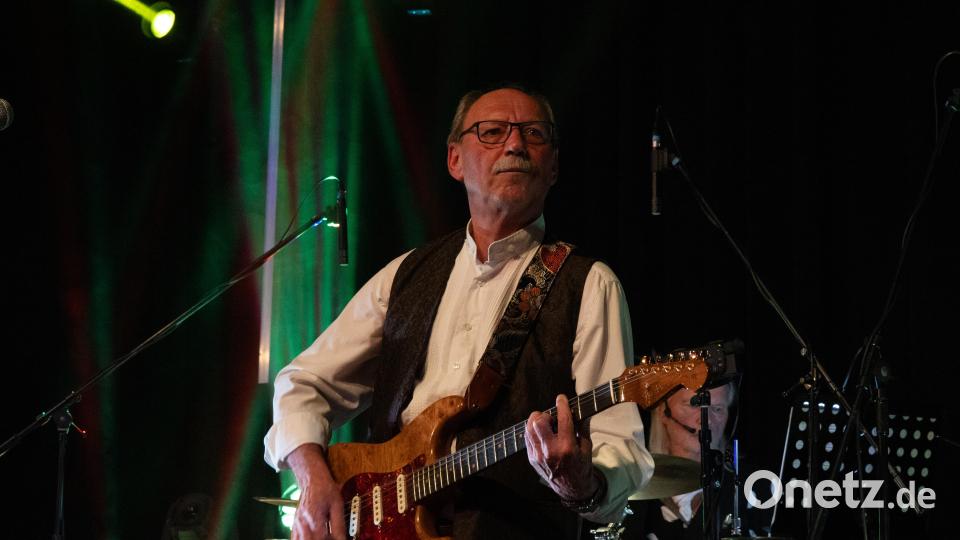 Roland Rischawy spielt nicht nur Leadgitarre in der &quot;Allstar-Band&quot;, sondern erzählte auch manch eine Anekdote aus vergangenen Zeiten. Bild: rw