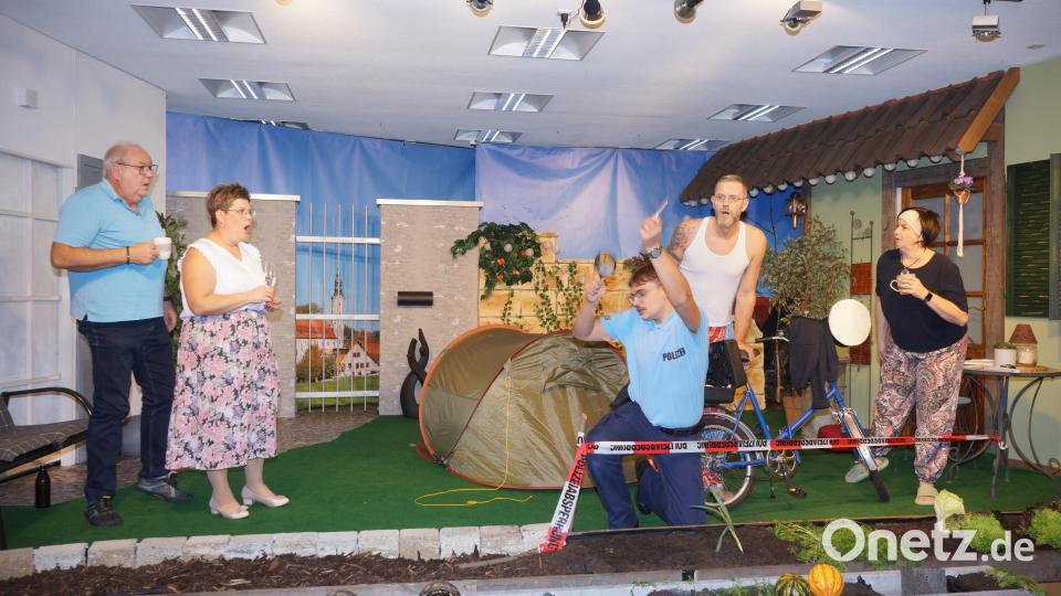 „Lieber draußen als drinnen – oder?&quot; heißt das Stück, mit dem die Theatergruppe Dürnsricht-Wolfring auf der Bühne im Jugendheim in Wolfring zu sehen ist. Bild: nib