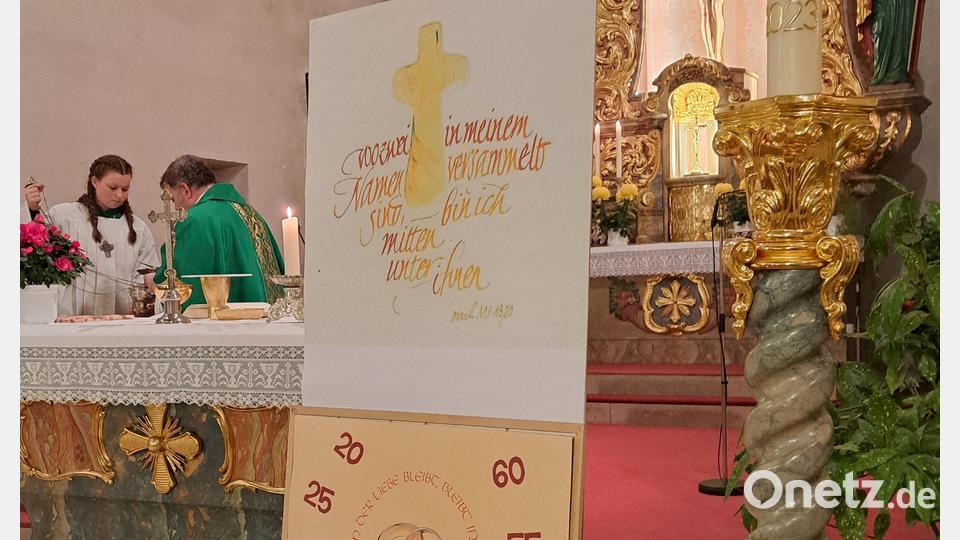 Pfarrer Nowotny zelebriert einen Gottesdienst zum Ehejubiläum in der Pfarreiengemeinschaft Püchersreuth/Wurz. Bild: Wolfgang Dobler/exb