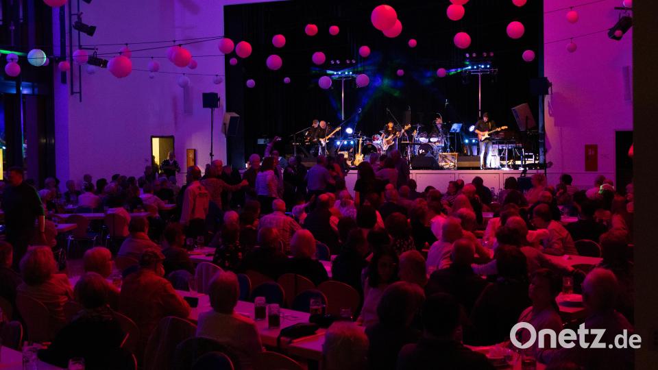 Musikshow &quot;Beatfieber&quot; mit vier Kultbands in der Stadthalle Erbendorf Bild: rw