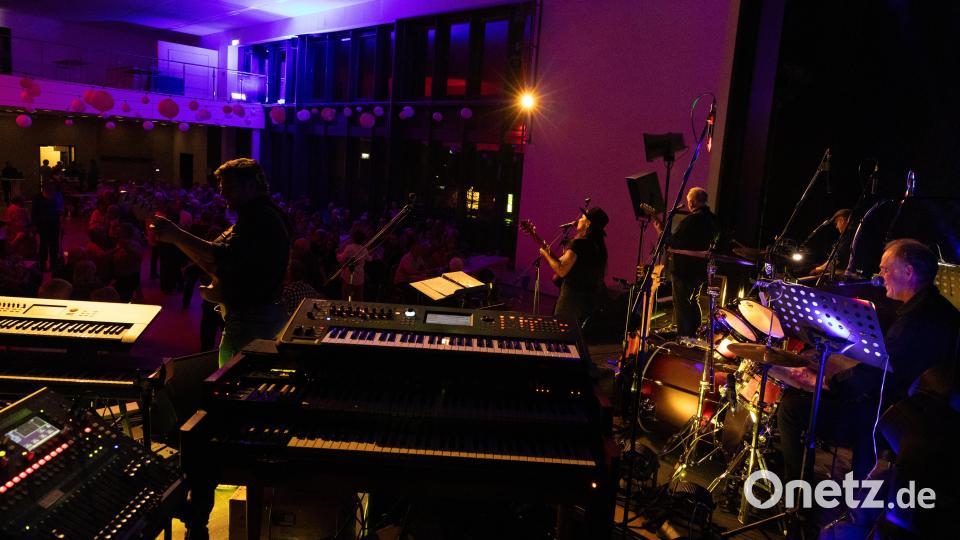 &quot;The Silhouettes&quot; starteten die Musikshow in der Erbendorf. Bild: rw