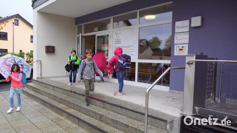 Barrierefreiheit und Sicherheitsgeländer gehören zum neuen Aufgang der Grundschule. Ab in die Herbstferien hieß es nach der Einweihung. Bild: bkr