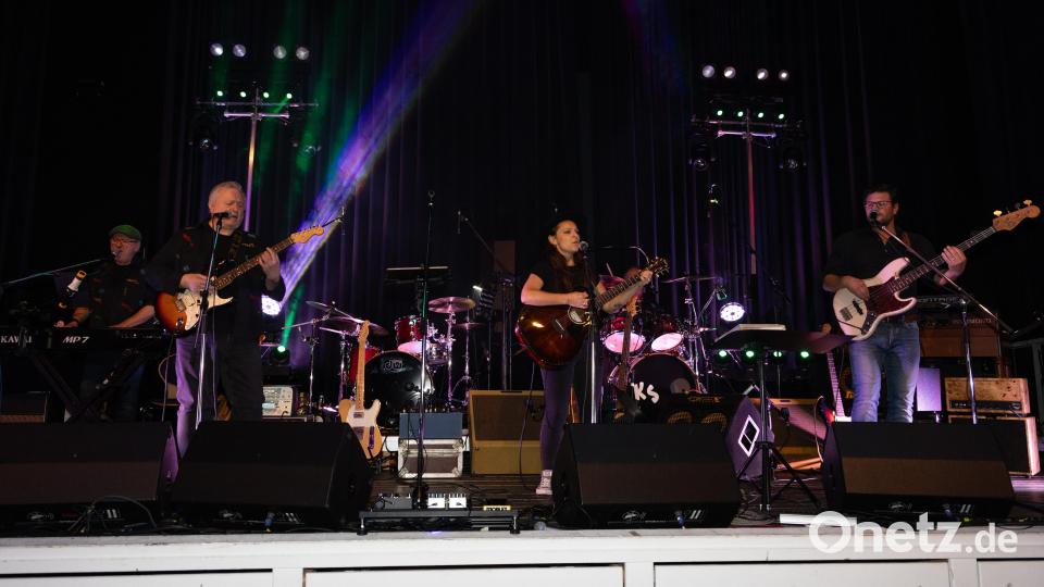 &quot;The Silhouettes&quot; starteten die Musikshow in der Erbendorf. Bild: rw