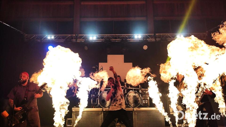 &quot;Weissglut&quot; überzeugt in der O&#039;Schnitt-Halle nicht nur musikalisch, sondern spielt auch mit dem Feuer. Bild: tok