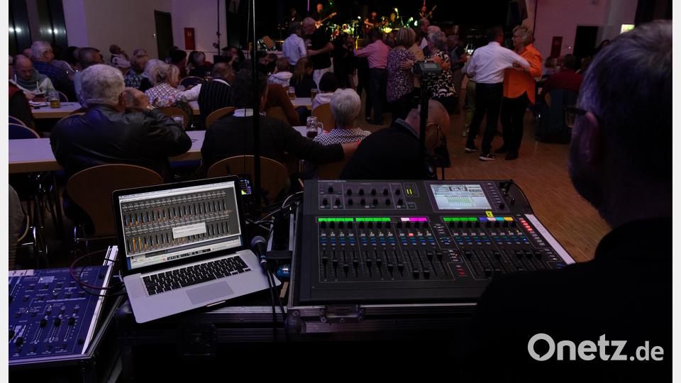 Musikshow &quot;Beatfieber&quot; mit vier Kultbands in der Stadthalle Erbendorf. Bild: rw