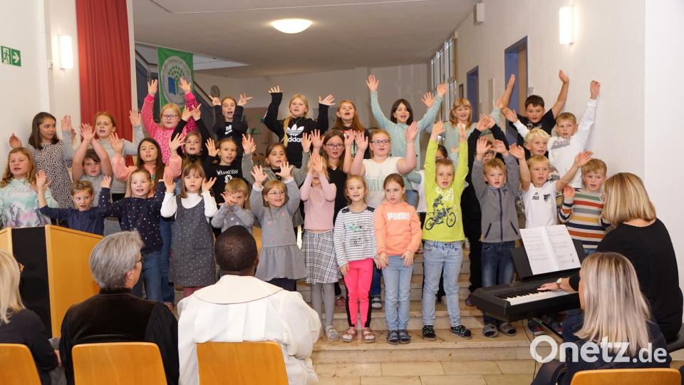 Der Schulchor unter Leitung von Elisabeth Gebhardt beendete den offiziellen Teil mit einem stimmungsvollen Loblied. Bild: bkr