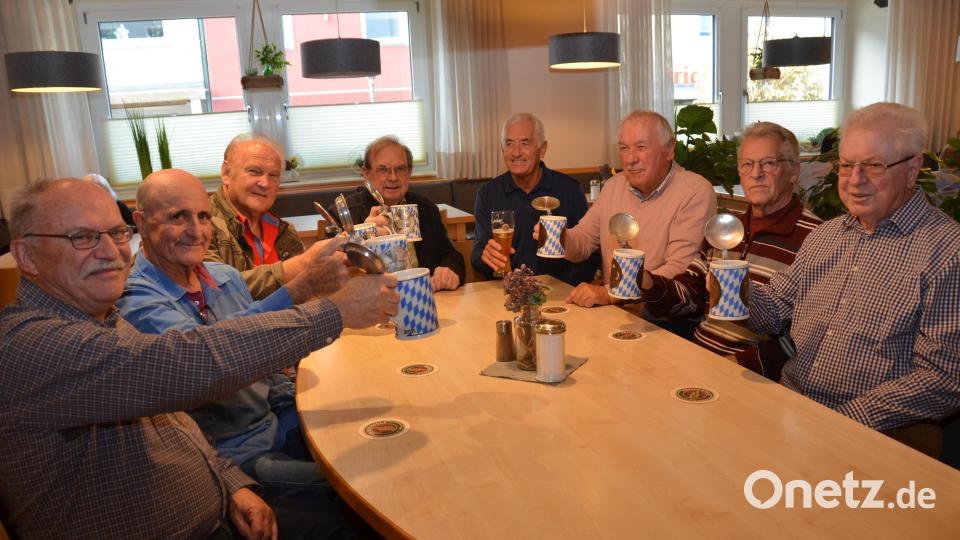 Ein Teil der "Weißbier-Germanen" trifft sich am Sonntag zum Frühschoppen. Pünktlich um 11.30 Uhr wird in fröhlicher Runde der Trinkspruch gesprochen. Bild: dob