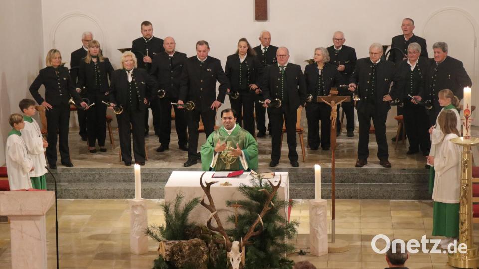 Die Jagdhornbläser der BJV-Kreisgruppe Sulzbach-Rosenberg umrahmen die Hubertusmesse in der Herz-Jesu-Kirche in Sorghof. Stadtpfarrer Pater Robin Xavier freute sich über die zahlreiche Teilnahme der Gottesdienstbesucher. Bild: Ertl, Willi