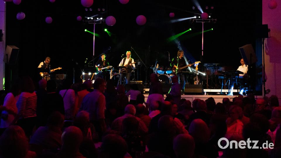 Beim &quot;Beatfieber&quot; in der Erbendorfer Stadthalle heizte auch die Allstar-Band ein. Bild: rw