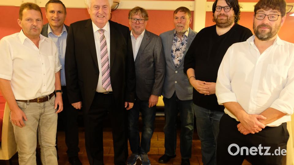 Die neue Vorstandschaft des Männervereins mit den Ehrengästen Bild: do