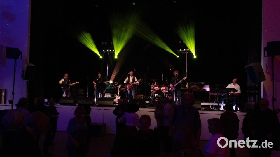 Musikshow &quot;Beatfieber&quot; mit vier Kultbands in der Stadthalle Erbendorf. Bild: rw