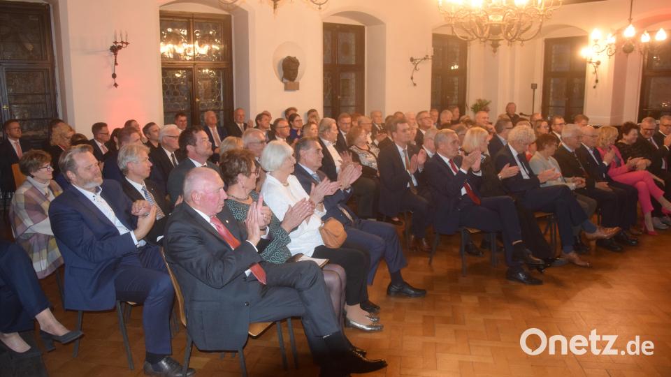 Rund hundert geladene Gäste aus Politik, Handel, Wirtschaft und öffentlichem Leben im altehrwürdigen Sitzungssaal des Alten Rathauses. Bild: fz