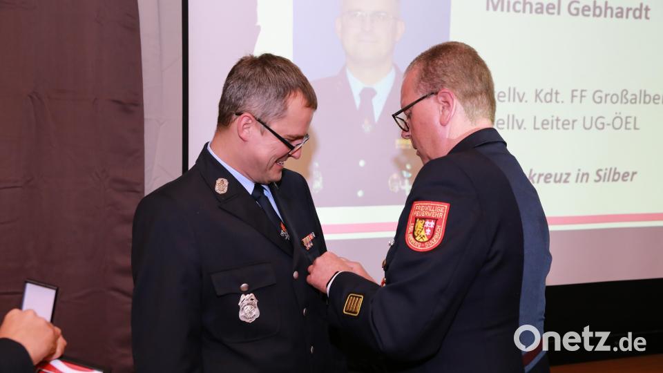 Das Ehrenkreuz in Silber des Kreisfeuerwehrverbands wurde Michael Gebhardt verliehen. Bild: egl