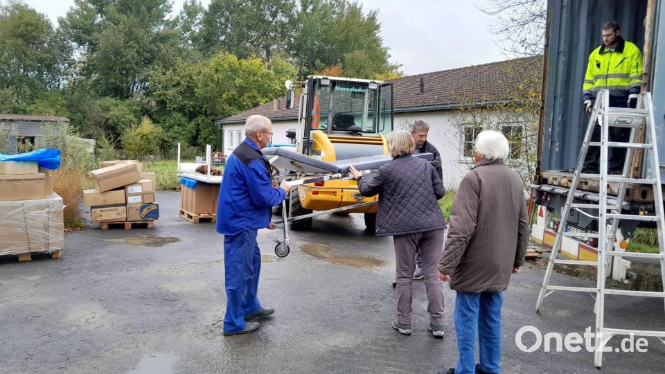 Fleißige Helfer der Aktion Solidarität beluden wieder einen Container, der Hilfsgüter nach Togo bringen wird. Damit beteiligt sich der Verein an einem Projekt von Pfarrer Casimir Dosseh aus Pyrbaum bei Neumarkt. Bild: Aktion Solidarität/exb