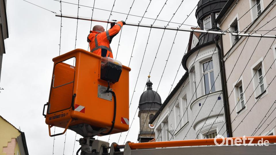Die Mitarbeiter des Bauhofs ziehen einen Lichterteppich über die Fußgängerzone. Bild: Petra Hartl