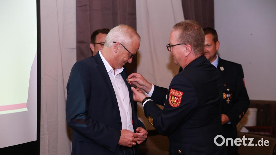 Bernhard Lindner bekam die Ehrennadel in Gold des Kreisfeuerwehrverbands Amberg-Sulzbach. Bild: egl