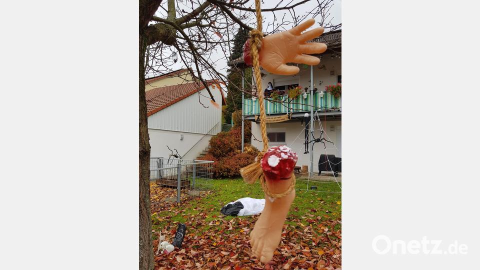 &quot;Abgehackte Gliedmaßen&quot; hängen an Schnüren an den Bäumen. Bild: Benkhardt