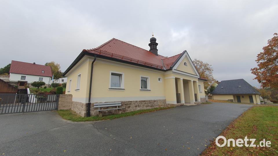 Die Leichenhalle in Erbendorf wird seit mehreren Jahren Stück für Stück renoviert. Derzeit steht die Entfeuchtung des Kellers auf dem Programm. Bild: kaz
