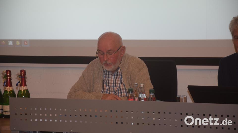 Siegried Schuller berichtet den Markträten über seine Tätigkeit als Archivar des Marktes. Bild: fz