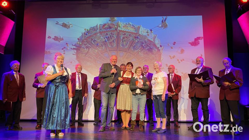 Beim Oktoberfest für Senioren sorgen der Gesangsverein Ammerthal und eine Modeschau für Unterhaltung. Bild: Verena Baumer/exb