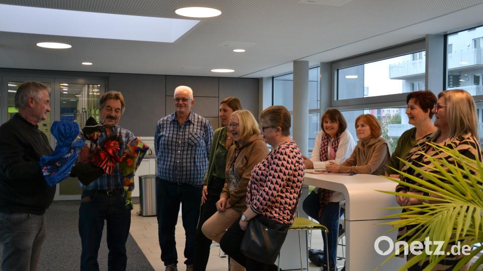Mit dem Kasperl und der Umwelthexe Dorothea haben Hermann Helgert (links) und Hermann Papacek (Zweiter von links) nicht nur Hunderte Kinder begeistert, sondern für den guten Zweck mehr als 4500 Euro eingespielt. Bild: knz