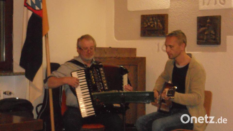 Das Musikerduo untermalt die Geschichten Bild: jba