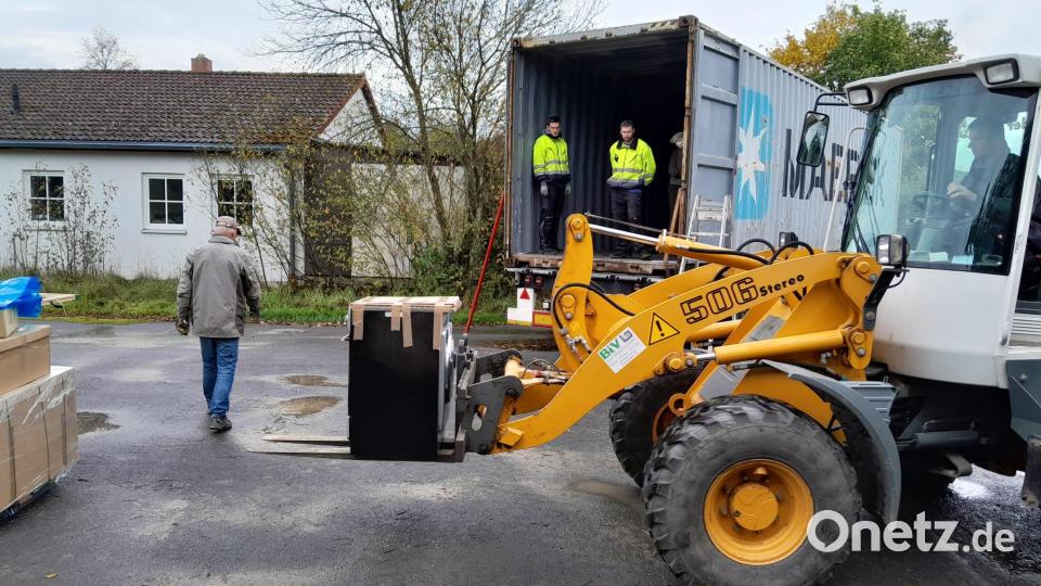 Fleißige Helfer der Aktion Solidarität beluden wieder einen Container, der Hilfsgüter nach Togo bringen wird. Damit beteiligt sich der Verein an einem Projekt von Pfarrer Casimir Dosseh aus Pyrbaum bei Neumarkt. Bild: Aktion Solidarität/exb
