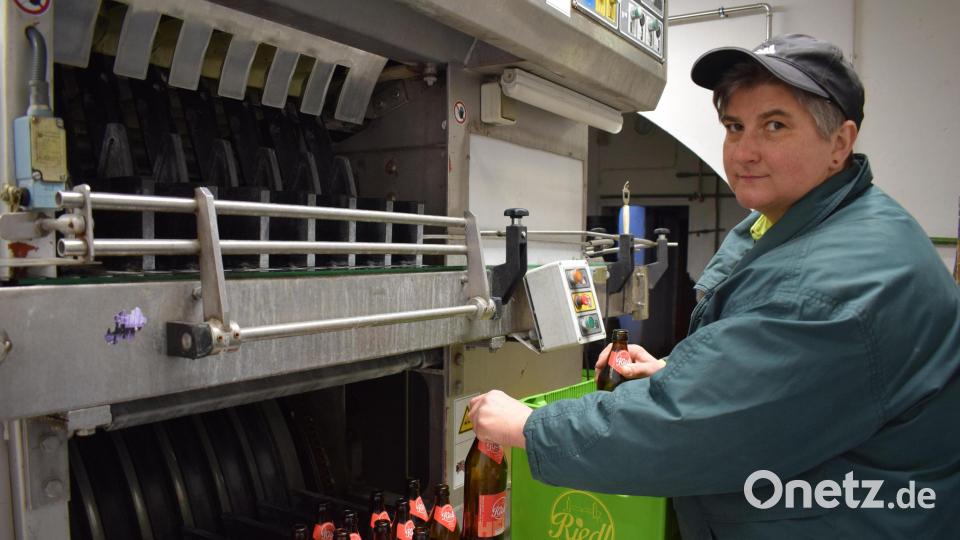 Braumeisterin Angela Riedl will aus der Brauerei in Plößberg eine Genossenschaft machen. Bei ein Infoabend stellte sie weitere Pläne und Details dazu vor. Archivbild: szl