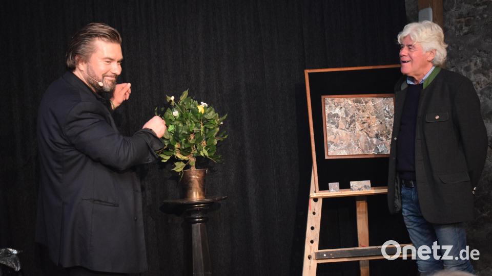 Zauberkünstler Manuel Beissel (links) lässt auf der Bühne sogar Zitronen wachsen, in denen ein Geldschein versteckt ist. Bild: bnr