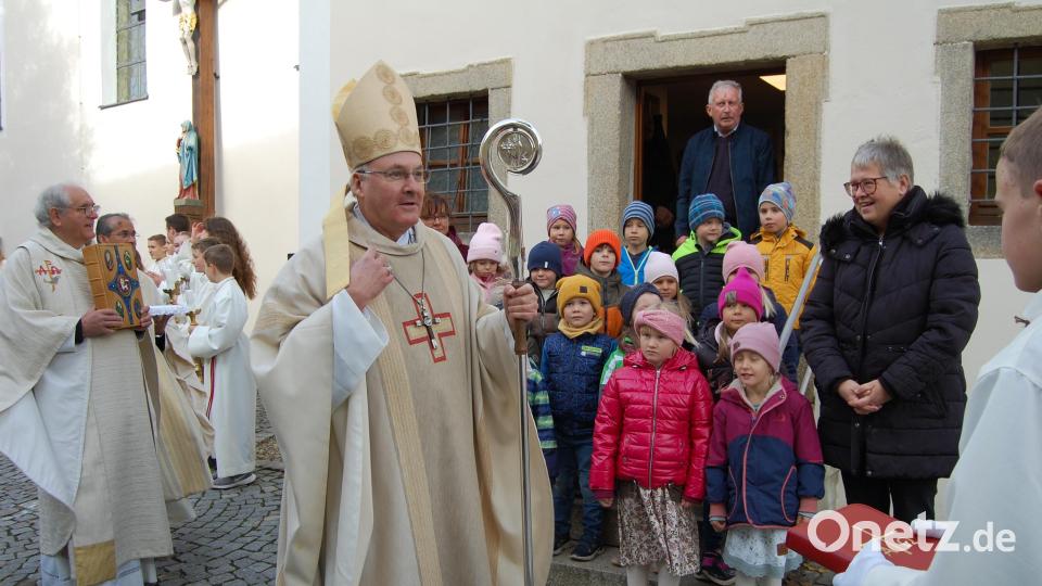 Bischof Rudolf Voderholzer wird von den Kleinsten freudig begrüßt. Bild: sm
