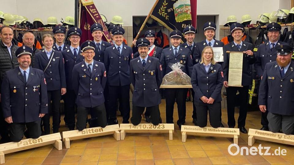 Beim Patenbitten wird traditionell auf Holzscheiten gekniet. Bild: lei