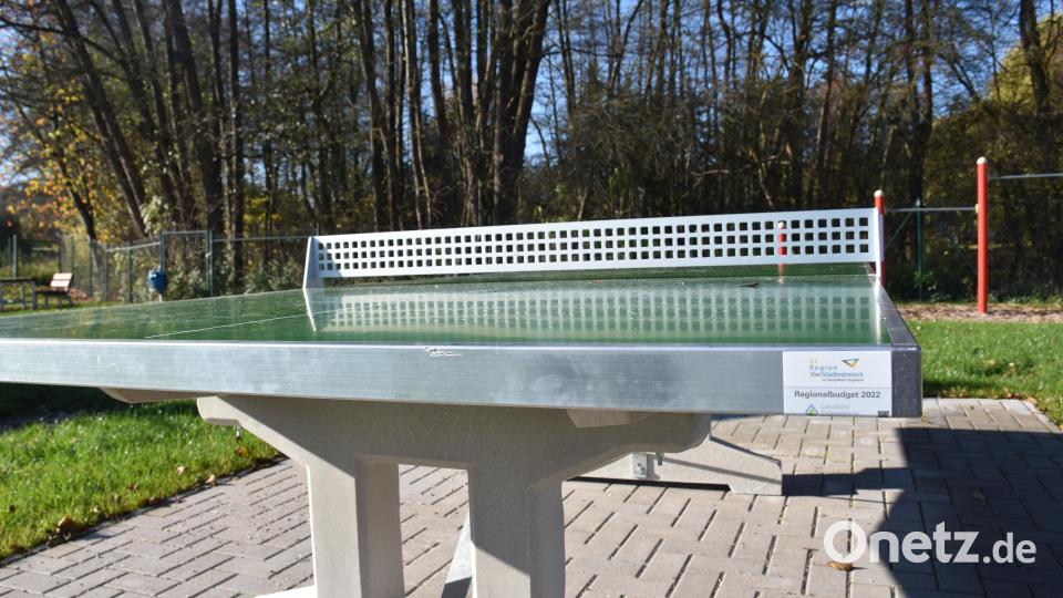 Der Spielplatz in Vorbach bekam Tischtennisplatten mit einer ILE-Förderung. Ein kleines Schild weist darauf hin. Bild: ILE Region Vierstädtedreieck