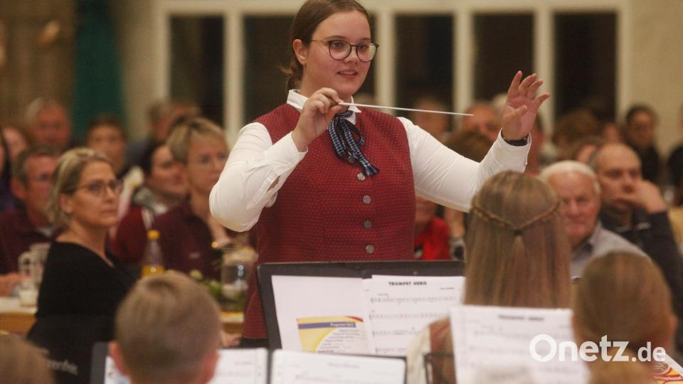 Die 21-jährige staatlich geprüfte Ensemble-Leiterin Hanna Fuß dirgiert beim Kreisjugendkonzert in der voll besetzten Landgraf-Ulrich-Halle in Pfreimd das Nachwuchsorchester der Stadtkapelle Neunburg vorm Wald. Bild: Hirsch