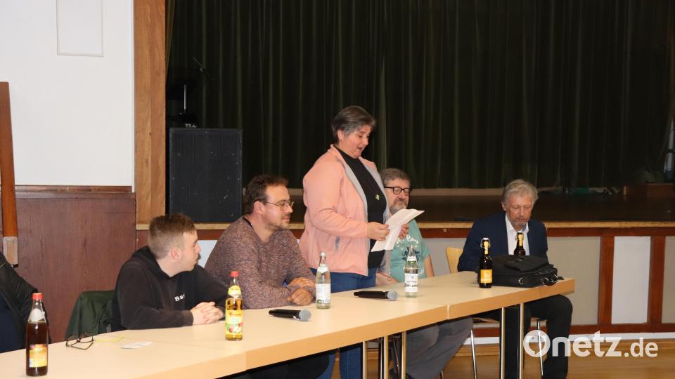Angela Riedl (stehend) betont immer wieder, dass es ihr Ziel sei, die Brauerei für die Zukunft aufzustellen und das prägende Gebäude mit Wirtshaus und Brauerei im Ortskern zu erhalten. Bild: flt