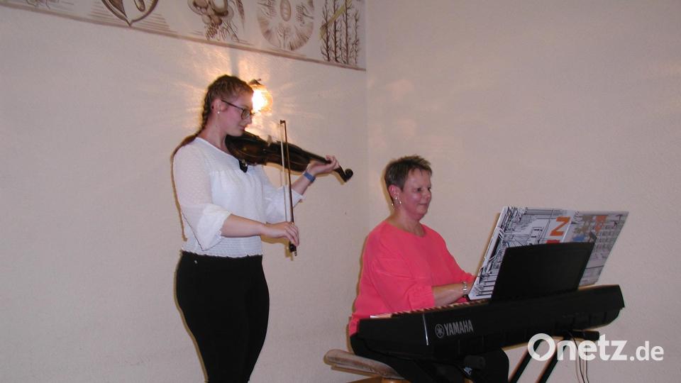 Ihr Können mit der Geige stellte Sophia Nordmann unter Beweis. Sie wurde von Mutter Sandra am Klavier begleitet. Bild: ld