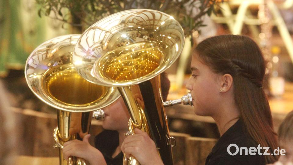 Die 13-jährige Tenorhorn-Bläserin Anni Piehler verstärkt beim Kreisjugendkonzert das Nachwuchsorchester der Jugendblaskapelle Nabburg. Bild: Hirsch