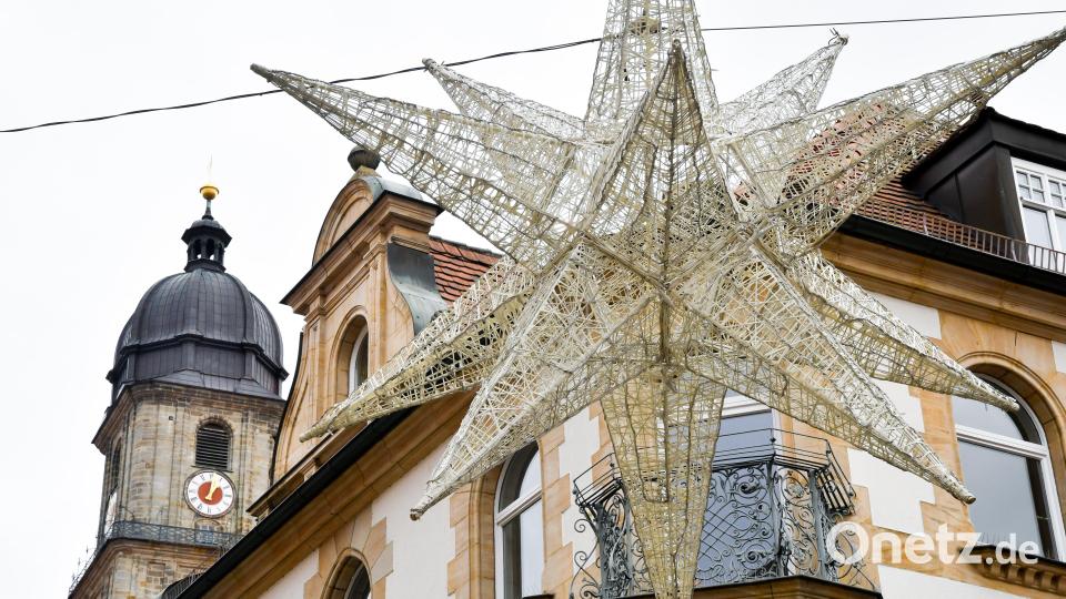 Auch die großen Sterne hängen wieder über den Straßen. Bild: Petra Hartl