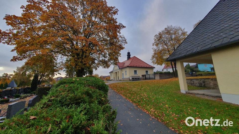 Die Leichenhalle in Erbendorf wird seit mehreren Jahren Stück für Stück renoviert. Derzeit steht die Entfeuchtung des Kellers auf dem Programm. Bild: kaz