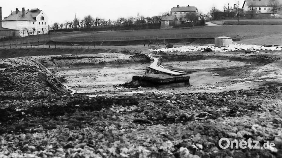 Ein Bild vom Schwimmbadbau in Floß. Das Bad befand auf dem Gelände, auf dem heute die Tennisplätze des TV Floß liegen. Bild: Archiv Gemeinde Floß/exb