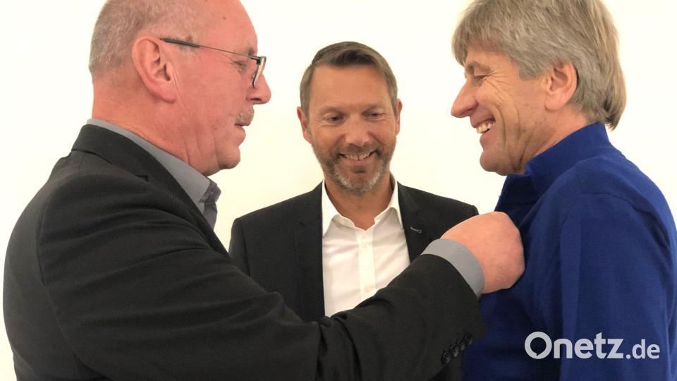 Werner Prüll (rechts) erhielt von den Vorständen Eduard Freisinger (links) und Bernhard Vahle die Ehrennadel in Silber für 25 Jahre. Bild: Mariella Kramer/Lebenshilfe Amberg-Sulzbach