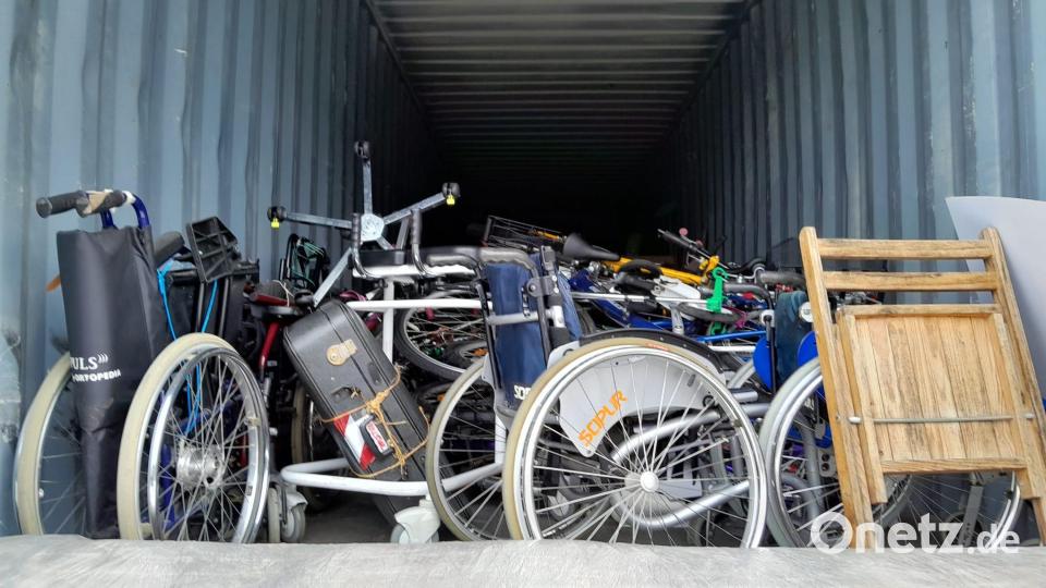Fleißige Helfer der Aktion Solidarität beluden wieder einen Container, der Hilfsgüter nach Togo bringen wird. Damit beteiligt sich der Verein an einem Projekt von Pfarrer Casimir Dosseh aus Pyrbaum bei Neumarkt. Bild: Aktion Solidarität/exb