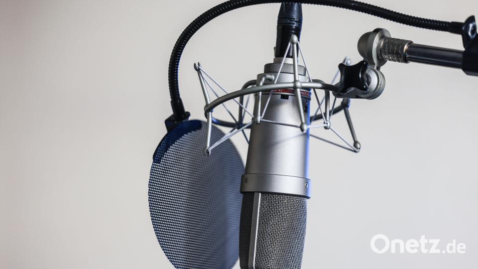 Ein Mikrofon steht in einem professionellen Studio: Davon träumen viele Jugendliche, um selbst Musik oder Podcasts aufzunehmen. Im Marktredwitzer Jugendzentrum steht jetzt ein Studioraum zur Verfügung. Bild: Oliver Berg