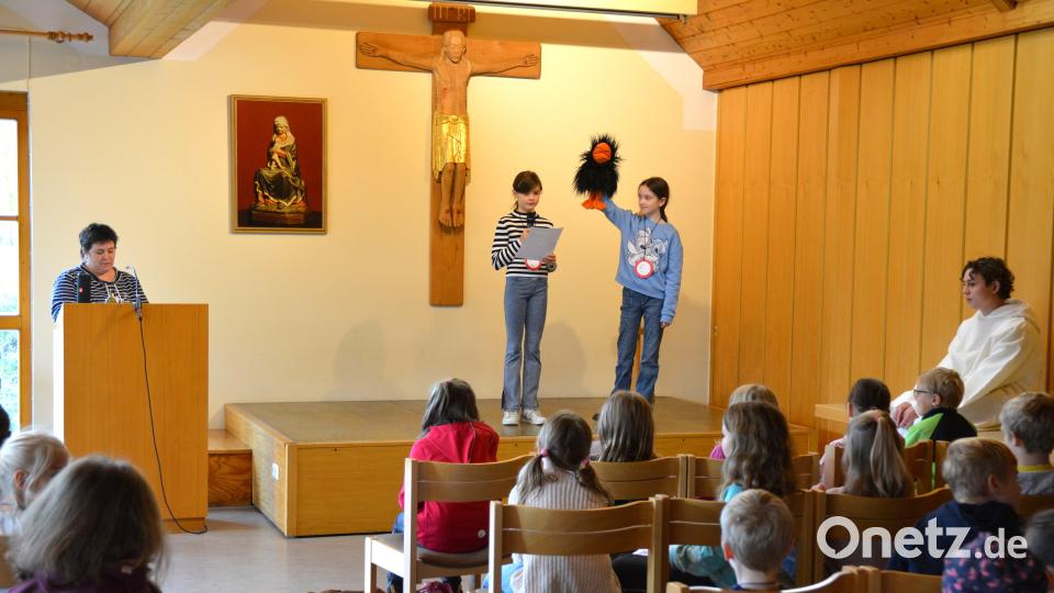 Der Rabe Rudi stellt beim Kinderbibeltag den Mädchen und Buben Fragen. Gemeindereferentin Barbara Schlosser (links) leitet die Veranstaltung im Hirschauer Pfarrheim. Bild: fdl