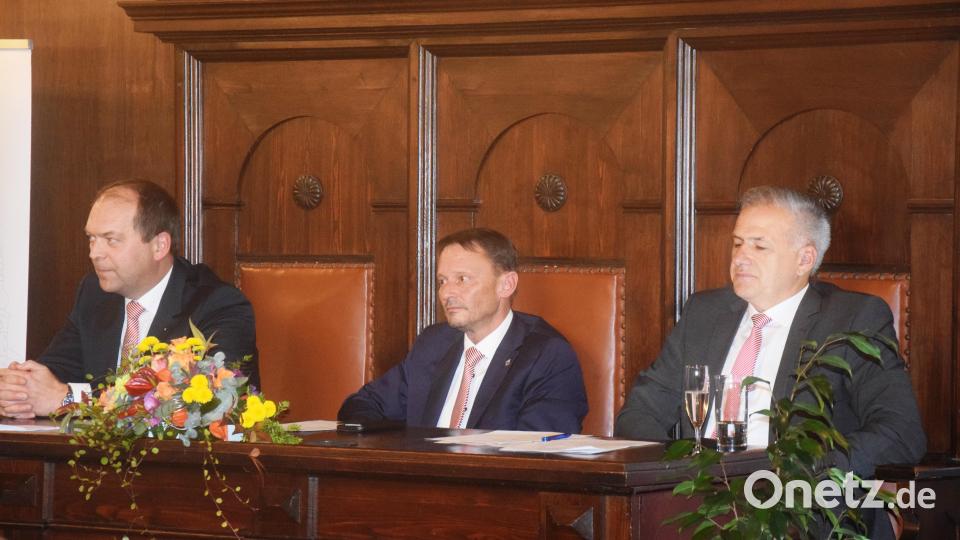 Die führenden Personen der Sparkasse Oberpfalz Nord: (von links) Vorstandsvorsitzender Hans-Jörg Schön sowie die Verwaltungsratsvorsitzenden Oberbürgermeister Jens Meyer und Landrat Roland Grillmeier. Bild: fz