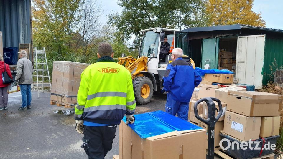 Fleißige Helfer der Aktion Solidarität beluden wieder einen Container, der Hilfsgüter nach Togo bringen wird. Damit beteiligt sich der Verein an einem Projekt von Pfarrer Casimir Dosseh aus Pyrbaum bei Neumarkt. Bild: Aktion Solidarität/exb