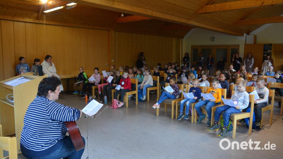 Zu Beginn des Kinderbibeltags wurde gemeinsam gesungen, später auch in den einzelnen Gruppen und zum Abschluss der Veranstaltung. Bild: fdl