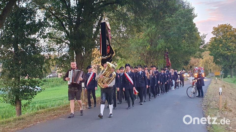Der Zug der Feuerwehr Edelsfeld zum Patenbitten. Bild: lei