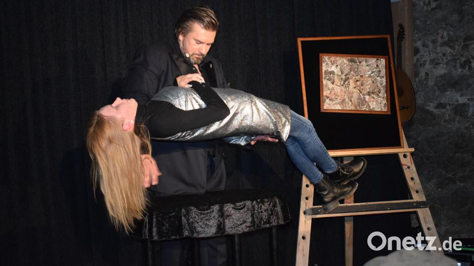Zauberkünstler Mauel Beissel lässt in seiner Show auch eine junge Frau schweben. Bild: bnr