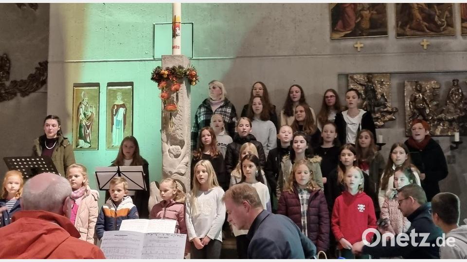 Der Junge Chor beendet mit einem eindrucksvollen Konzert in der Pfarrkirche das Chorwochenende. Bild: e