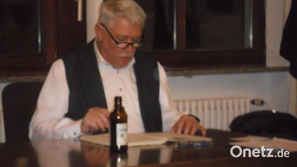Helmut Erndt beim Vorlesen Bild: jba